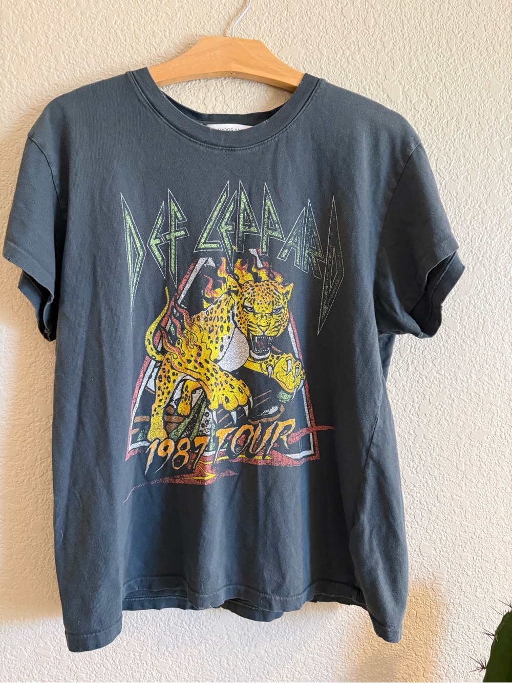 Daydreamer Def Leppard 1987 Tour Graphic Tee - Black with Yellow Leopard